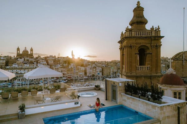 Seasonal outdoor pool, open 9:00 AM to 8:00 PM, pool umbrellas