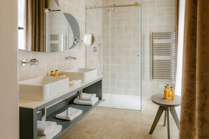 Penthouse | Baño | Regadera, amenidades de baño de diseñador, secadora de cabello, batas 