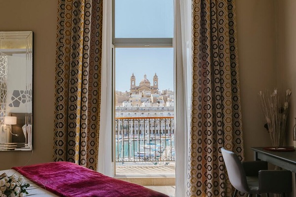 Penthouse | Duntäcken, minibar, värdeförvaringsskåp på rummet och skrivbord