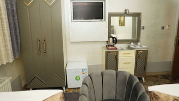 Eenvoudige kamer, 1 twee- of 2 eenpersoonsbedden, 2 eenpersoonsbedden | Luxe beddengoed, een kluis op de kamer, gratis wifi, beddengoed