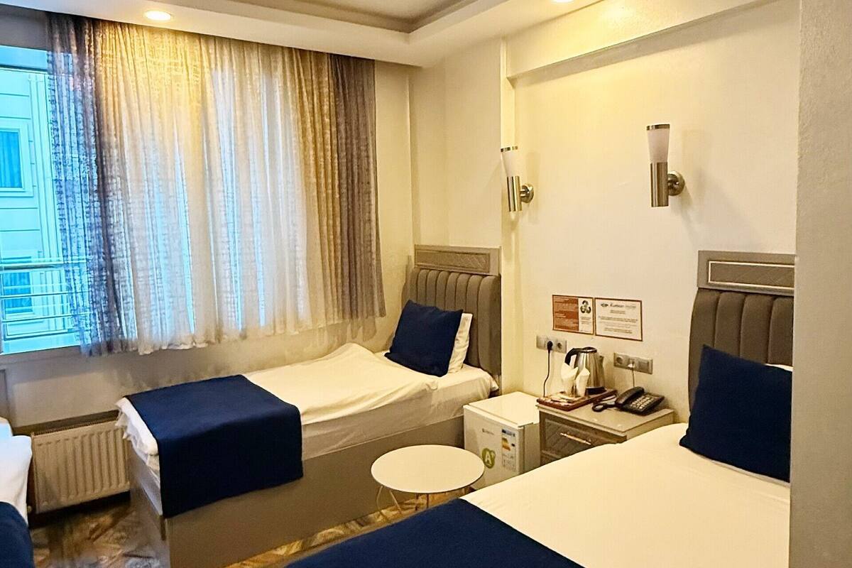 基本三人房 | 高級寢具、房內夾萬、免費 Wi-Fi、床單