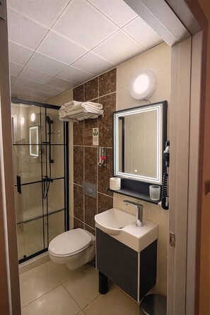 Shower, hair dryer, bathrobes, towels - Hotel Kurban (Istanbul)