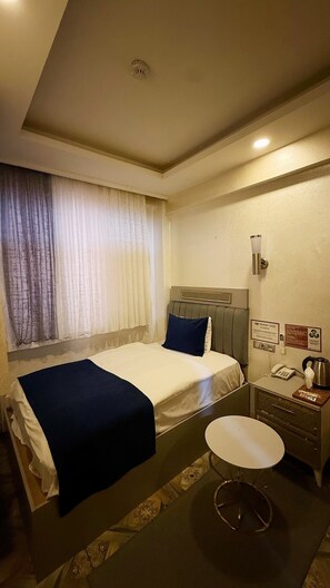 Basic Single Room | Premium bedding, in-room safe, free WiFi, bed sheets - Hotel Kurban (Istanbul)