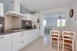 Fridge, microwave, dishwasher, coffee/tea maker - Erquy – Family house for 8 adults and 2 children (Erquy)