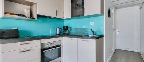 Kühlschrank, Mikrowelle, Ofen, Geschirrspüler