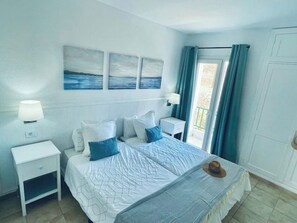 Een strijkplank/strijkijzer, wifi, beddengoed