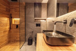 Dusche, Haartrockner, Handtücher, Seife
