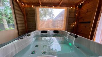 Indoor spa tub