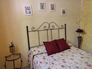 6 bedrooms, travel cot