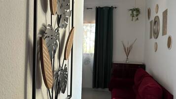 Télévision, cheminée, livres