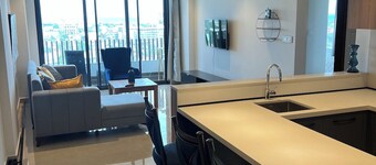 Oceanview City Apt Urban Retreat
