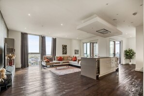 Smart TV, fireplace
