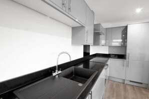 Fridge, microwave, oven, stovetop - Modern penthouse in Wembley (Greater London)
