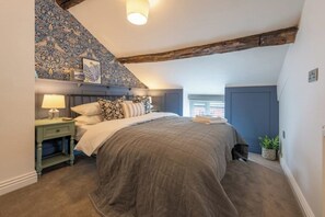 4 bedrooms, iron/ironing board, travel crib, free WiFi - Stylish, Comfortable, Convenient! (Bala)