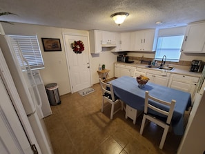Fridge, microwave, oven, stovetop - Little Garden House (Pine Mountain)