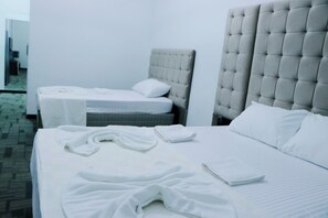 Habitación triple clásica | Ropa de cama de alta calidad, edredón y minibar 