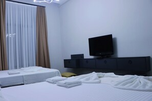 Luxe beddengoed, donsdekens, een minibar, individueel gedecoreerd