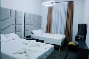 クラシック 4 人部屋 クイーンベッド 2 台 | 高級寝具、羽毛の掛け布団、ミニバー、客室ごとに異なる装飾