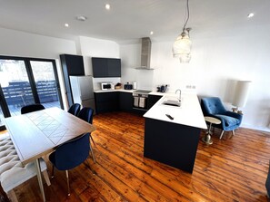 Réfrigérateur, micro-ondes, four, lave-vaisselle