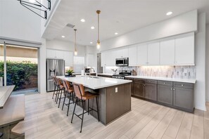 冷蔵庫、電子レンジ、オーブン、コンロ