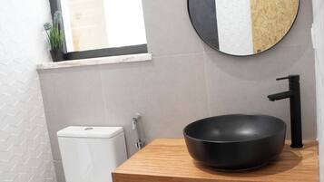 Secador de pelo, toallas, champú y papel higiénico