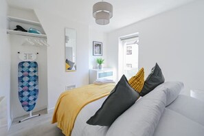 2 bedrooms, iron/ironing board, WiFi