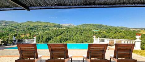 Outdoor pool, an infinity pool