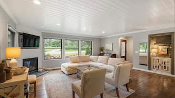 TV connectée, cheminée, livres