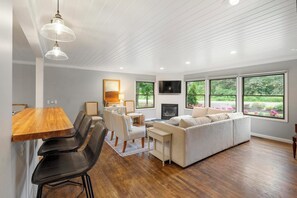 Smart-TV, Kamin, Bücher