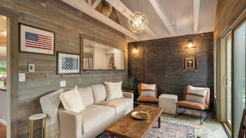 TV connectée, cheminée, livres