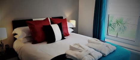 Habitación panorámica doble, 1 cama de matrimonio, vistas al mar | Sábanas de algodón egipcio y ropa de cama de alta calidad