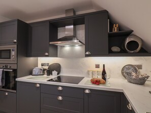 T  ủ lạnh, máy rửa bát, ấm điện, lò nướng bánh mì 