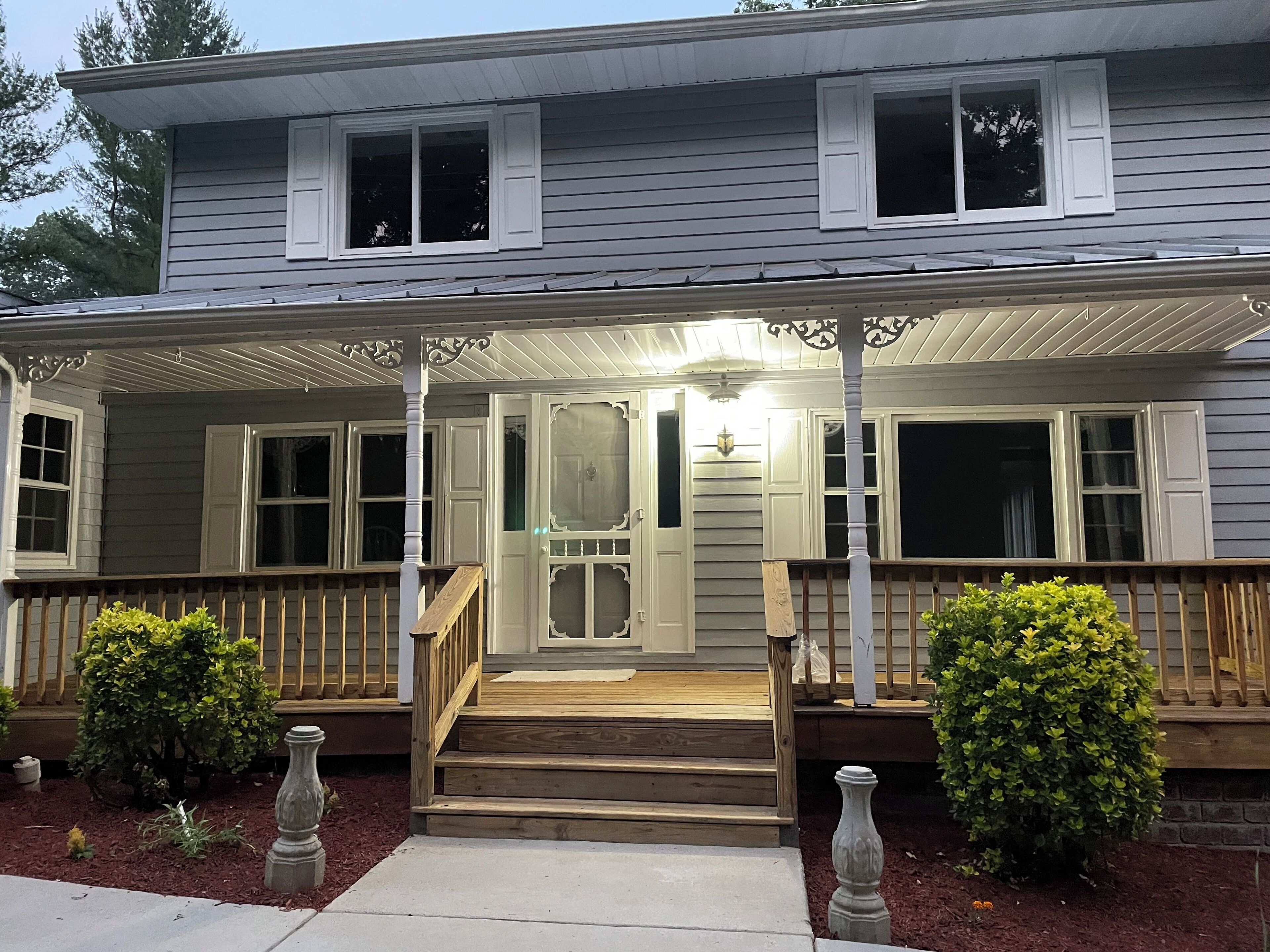 Huge Farm style home on 2.5 ac lot w/large back yard for gathering events & more