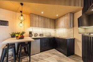 Refrigerador, cafetera y tetera, tostadora y utensilios de cocina 