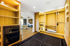 Een modern interieur met ingebouwde houten planken, een inbouwoven en een zwart-wit gestreept tapijt.