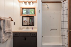 Combined shower/bathtub, hair dryer, towels, toilet paper - Cheery on Top! WIFI - Dogs Ok - 2Fireplaces (Watauga County)