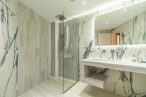 Shower, hair dryer, towels, soap - Semiso Beach Suite 9 (rethymno)