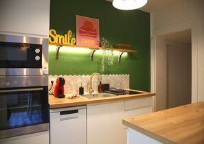 Réfrigérateur, micro-ondes, four, plaque de cuisson