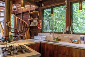 Fridge, oven, coffee/tea maker, toaster - Casa Auratus: Jungle Paradise Near Gandoca Refuge (Manzanillo)