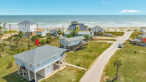 Une zone résidentielle côtière avec des maisons, une plage et un ciel dégagé.