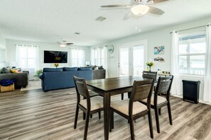 Interior - Walk to the Beach! Full Updated Interior, Outdoor Shower, Dog Friendly (Galveston)