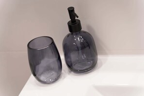 Shower, hair dryer, towels - Agrippas  St 8 - Isrentals (Jerusalem)