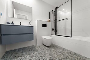 Shower, hair dryer, towels - Agrippas  St 8 - Isrentals (Jerusalem)