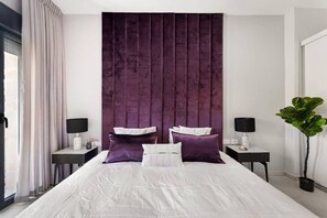 1 slaapkamer, een bureau, een strijkplank/strijkijzer, reisbedje