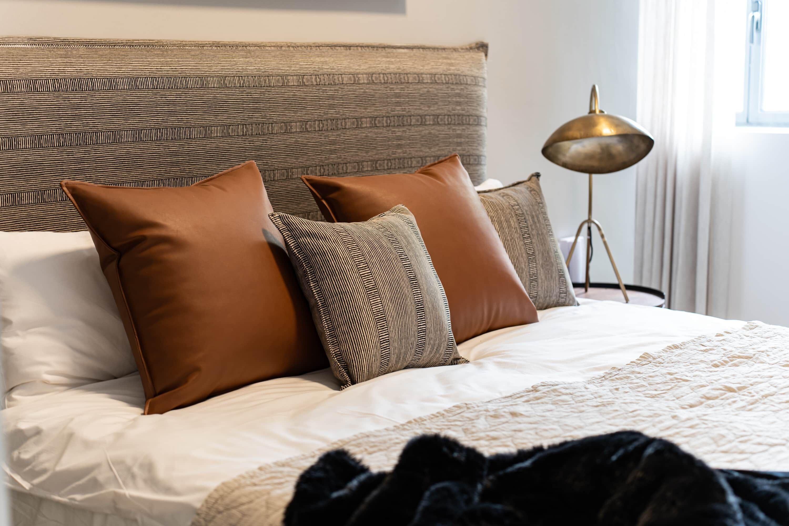 1 habitación, escritorio, tabla de planchar con plancha y cuna de viaje 