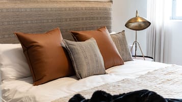 1 habitación, escritorio, tabla de planchar con plancha y cuna de viaje