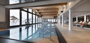 Innendørsbasseng og et oppvarmet basseng