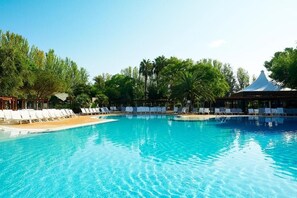 Piscine extérieure (ouverte en saison), parasols de plage