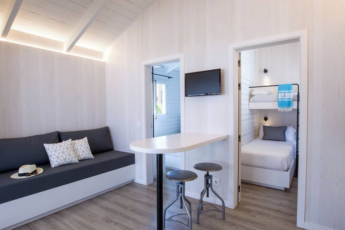 Comfort-bungalow | Ylelliset vuodevaatteet, untuvapeitot, ilmainen Wi-Fi