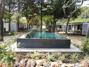 Piscine extérieure (ouverte en saison), parasols de plage